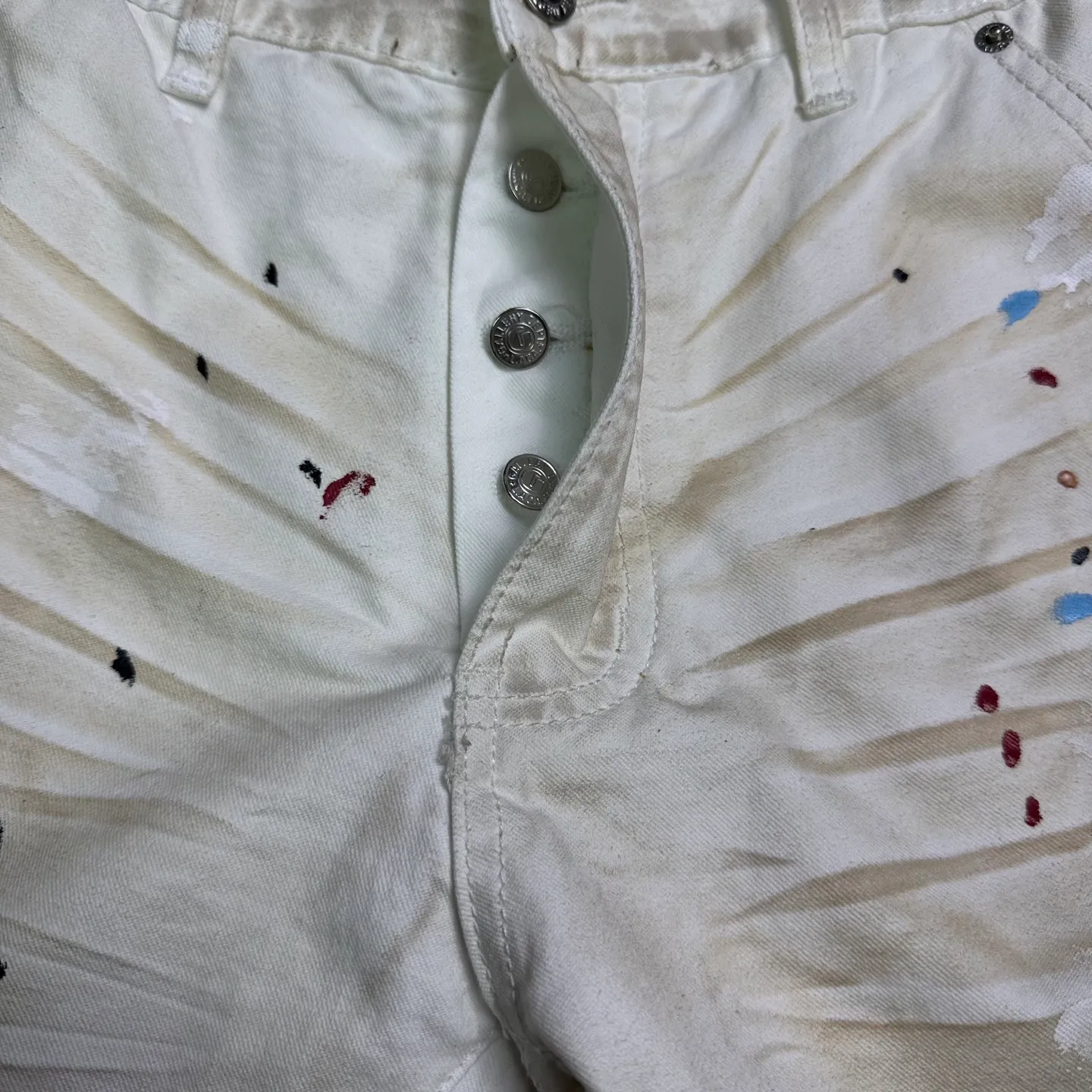 P260 GALLERY DEPT. 2025 new splash-ink hand-painted distressed couple style loose bootcut dirty jeans 🔥High version🔥High version🔥 Top ceiling quality Styles with different washed textures are very friendly to people with thin legs and thick legs. The loose version of the bootcut is very flattering. Moderate length that never goes out of style, easy to match with casually, basic styling for various styles, a must-have in the wardrobe! The fabric is stiff but also makes the upper body soft without losing texture. The washing process is even more perfect. It is a must-have item for everyone! ! ! Washed wheat, hang tag, pants label, complete with three labels, color: white, size: 28, 30, 32, 34, 36 (five sizes)